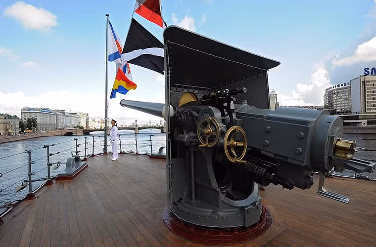 Được biết vào năm 2014, tuần dương hạm Rạng Đông được kéo đến nhà máy đóng tàu Kronstadt để được cải tạo lại với giá trị ước tính hơn 13 triệu USD. Toàn bộ phần thân của con tàu được tân trang cùng với đó là hệ thống nội thất và hệ thống camera giám sát mới.