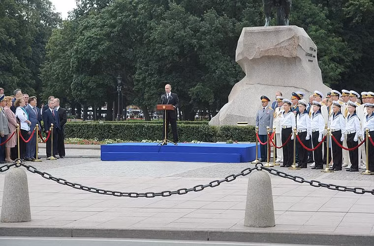 Sau lễ duyệt binh trên Sông Neva, Tổng thống Nga Putin cũng có bài phát biểu trước các học viên thuộc các học viên quân sự ở St Petersburg tại Quảng trường Senate.