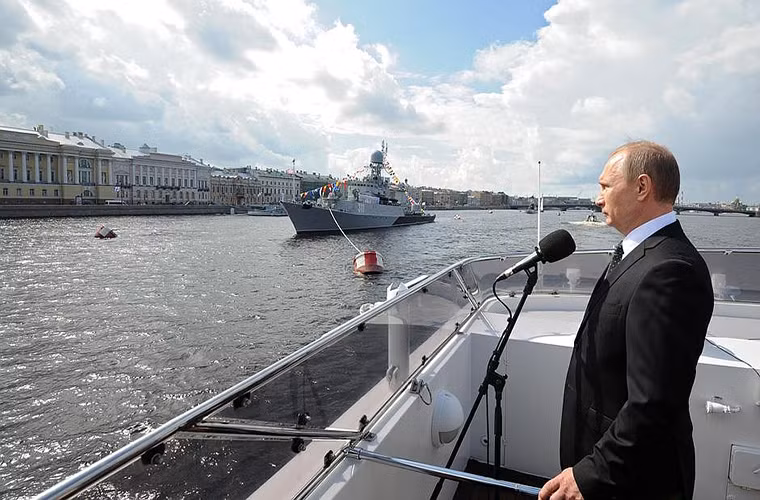 Sở dĩ Hạm đội Baltic không xuất hiện đầy đủ vì một lễ duyệt binh khác cũng được tổ chức tại căn cứ hải quân Baltiysk ở Kaliningrad.