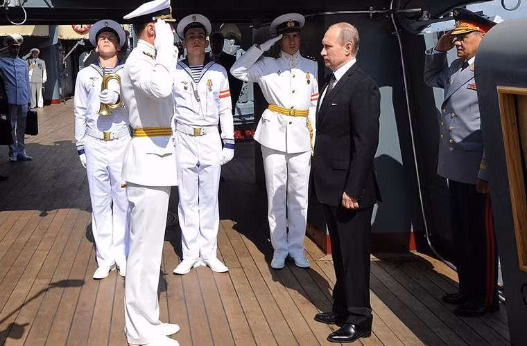 Chuyến thăm ngắn của Tổng thống Nga Putin trên tàu Rạng Đông diễn ra nhân dịp ông tham gia lễ duyệt binh mừng Ngày Hải quân tại St. Petersburg một trong những nơi Hạm đội Baltic đóng quân.