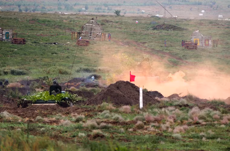 Trong ảnh là xe chiến đấu bộ binh BMP-1 của Nga tiêu diệt các mục tiêu giả định bằng pháo 73mm của mình.