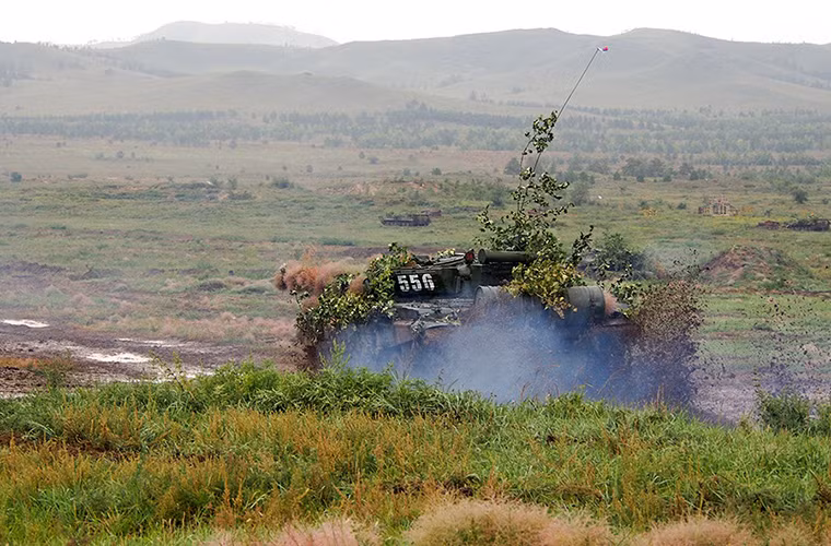 Sở hữu diện tích lãnh thổ khá lớn nhưng Mông Cổ lại sở hữu lực lượng vũ trang khá hạn chế chỉ tầm 10.000 người, do đó việc duy trì an ninh biên giới của nước này cũng gặp nhiều vấn đề thực sự.