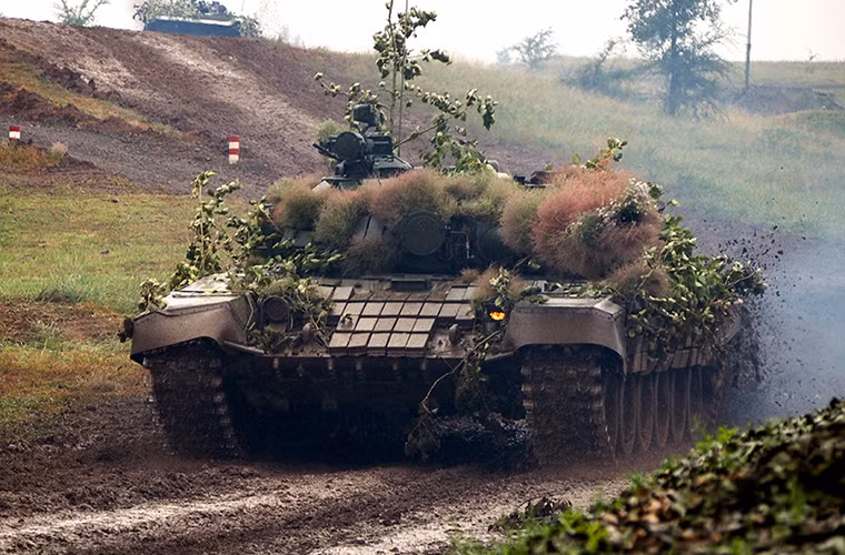 Với kiểu ngụy trang như trong hình khó ai có thể nhận ra đây là chiếc xe tăng T-72BV của Quân đội Nga. Nòng pháo của nó gần như biến mất nếu ta chỉ nhìn lướt qua.