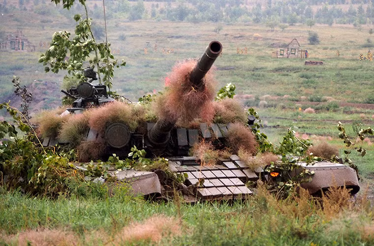 Chiếc T-72BV của Nga gần như hòa mình với cảnh vật xung quanh tại Burduny. Quân đội Mông Cổ cũng được trang bị T-72 nhưng chỉ dừng lại với biến thể T-72A và từ lâu không được hiện đại hóa.