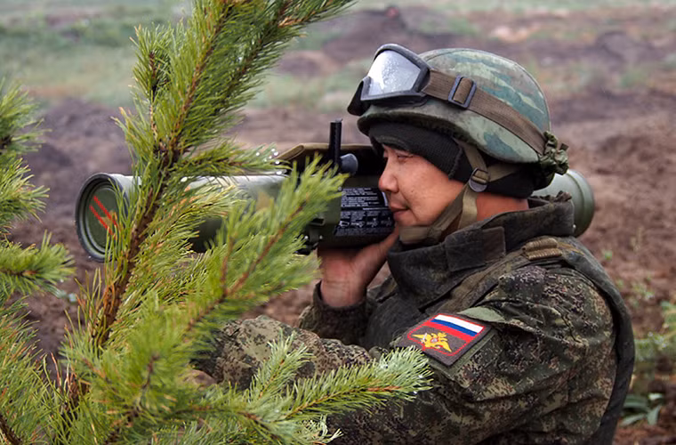 Trong ảnh là một binh sĩ Nga với súng phóng lựu mang đạn nhiệt áp RPO-A Shmel tham gia Selenga-2016.