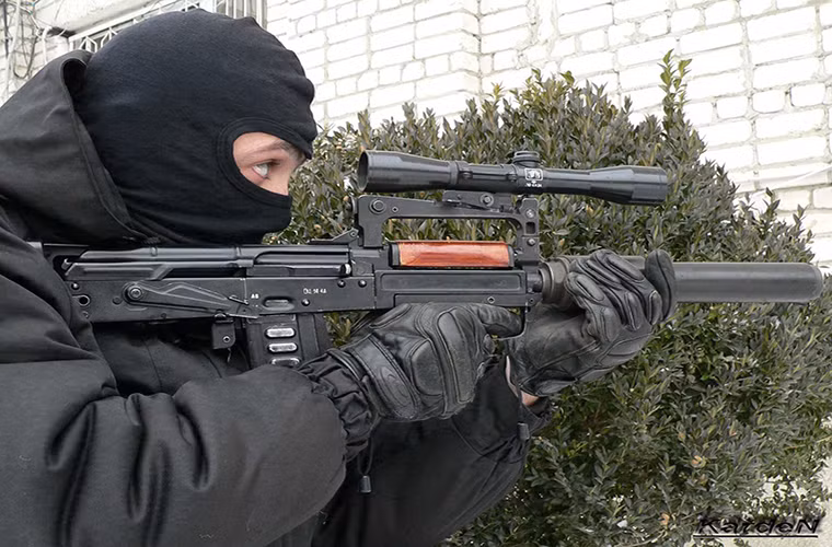 Hiện tại OTs-14 Groza được sử dụng chủ yếu trong Bộ Nội vụ Nga và một vài đơn vị thuộc bộ quốc phòng, tuy nhiên tương lai của mẫu súng bullpup này ở Nga khá mờ mịt khi nó dần trở nên lỗi thời trang khi đó bên cạnh nó có khá nhiều mẫu súng có chất lượng tốt hơn. Một yếu tố khác là các dòng súng bullpup không thực sự được yêu thích tại Nga nhất là trong giới tướng lĩnh của nước này.