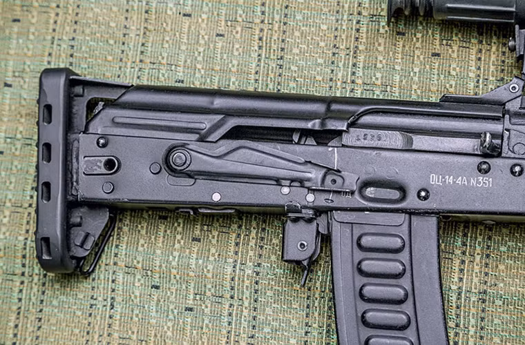 Về cơ chế hoạt động, OTs-14 Groza nạp đạn bằng khí nén trích khí dài với thoi nạp đạn xoay, nó sử dụng tới hai cỡ đạn tiêu chuẩn gồm 9x39 mm và 7.62x39mm ở hai biến thể khác nhau. Trong đó với biến thể Groza-4 sử dụng đạn 9mm chỉ có băng đạn hai mươi viên còn biến thể Groza-1 sử dụng băng đạn tiêu chuẩn như các dòng AK thông thường.