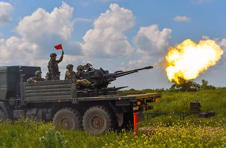 Trong ảnh là một tổ đội pháo phòng không ZU-23-2 được đặt trên khung gầm xe tải đặc chủng Kamaz. Nguồn ảnh: Bộ Quốc phòng Nga