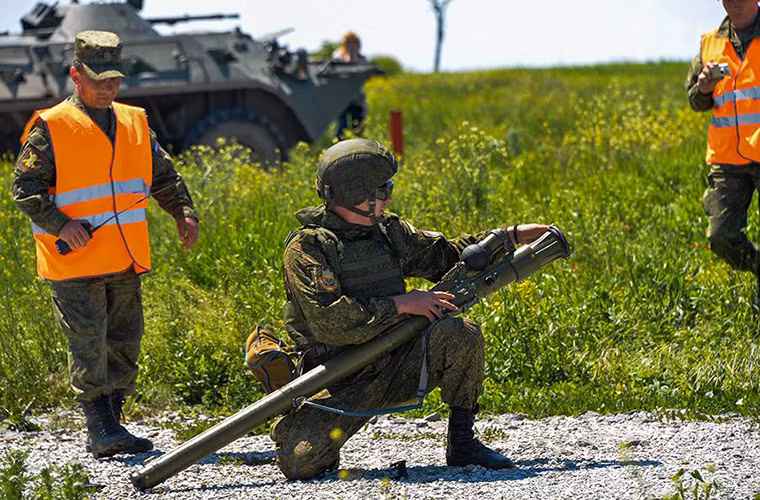 Trong vòng sơ loại dành cho các đơn vị phòng không các đội thi tham gia sẽ phải thực hành diễn tập bắn đạn thật với tổ hợp tên lửa vác vai Igla và pháo phòng không ZU-23-2 23mm từ các vị trí cố định, trên xe bọc thép chở quân BTR-80 hoặc xe tải đặc chủng. Nguồn ảnh: Bộ Quốc phòng Nga