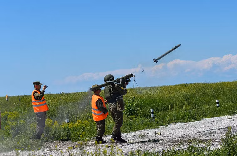 Ngoài ra các đội thi cũng phải trải qua phần thi như bắn súng, ném lựu đạn, vượt chướng ngại vật và hành quân. Tuy nhiên trọng tâm vẫn là các phần thi bắn hạ mục tiêu bay giả định. Nguồn ảnh: Bộ Quốc phòng Nga