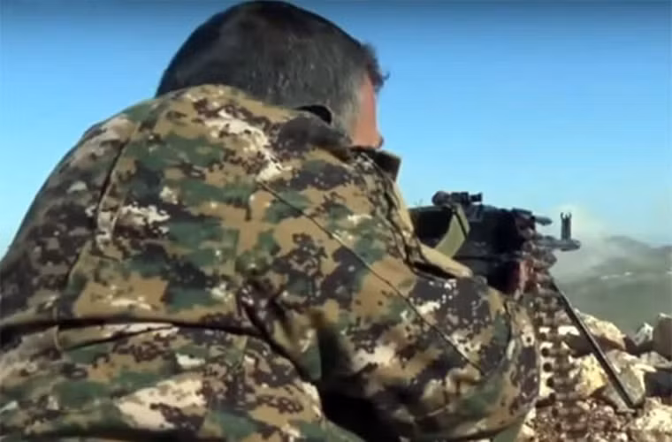 Được biết trước đó Quân đội chính phủ Syria đã dừng mọi hoạt động quân sự tại Latakia sau khi lệnh ngừng bắn giữa các bên được ký kết vào cuối tháng 2, tuy nhiên trong suốt thời gian sau đó các đợt giao tranh nhỏ vẫn nổ ra giữa các bên và cho đến đầu tháng 4 lệnh ngừng bắn trên hoàn toàn bị phá vỡ.