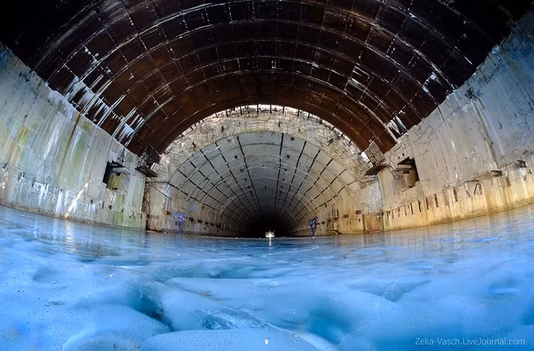 Trong ảnh là một căn cứ tàu ngầm bị bỏ hoang do Liên Xô xây dựng, nó được thiết kế để có thể neo cùng lúc 2 tàu ngầm tấn công.