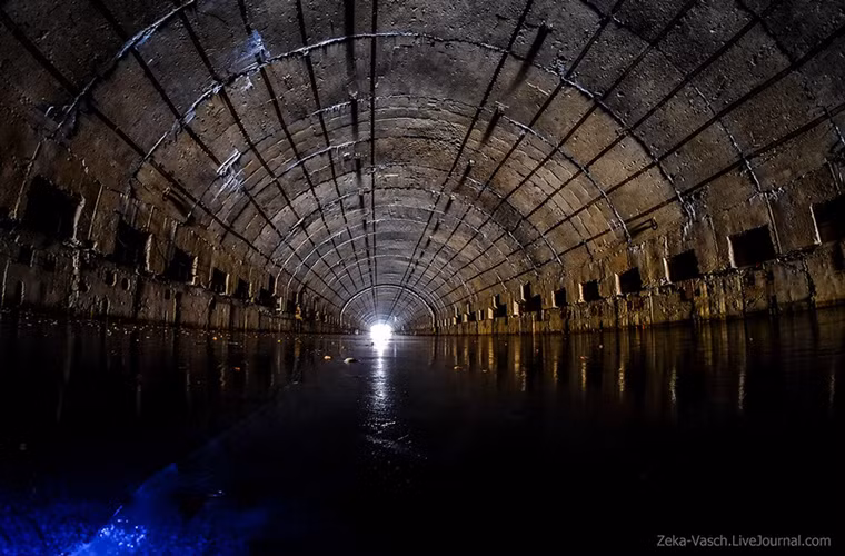 Nhìn từ phía cuối hang ngầm trong căn cứ tàu ngầm này toàn bộ mặt nước bị đóng băng giống như được lót một lớp đá trang trí nhiều hoa văn khác nhau.