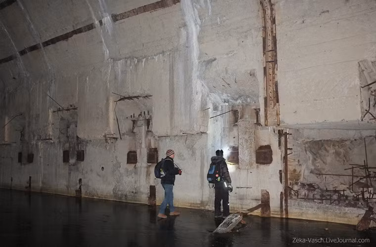 Toàn bộ khu vực này hầu như đều đóng băng quanh năm do đó lớp băng trên mặt nước đủ dày để con người có thể di chuyển trên nó, tuy nhiên việc di chuyển trên mặt băng như vậy là khá nguy hiểm.