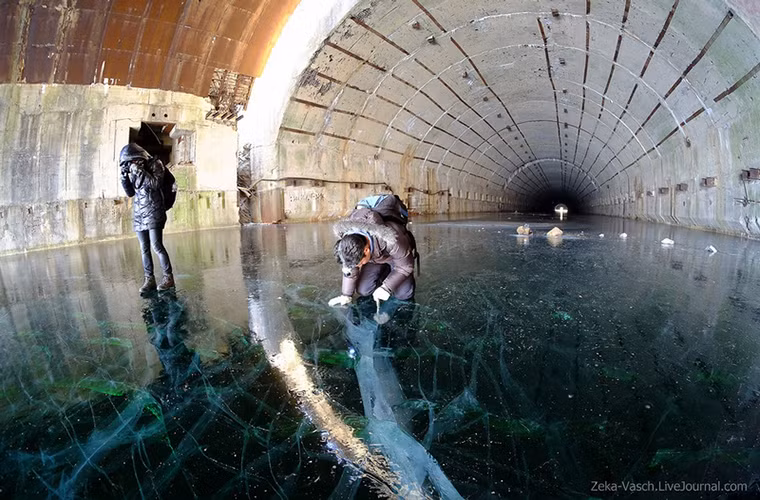 Màu xanh biếc của lớp băng với nhiều hoa văn khác nhau tại lối ra vào của căn cứ tàu ngầm này.