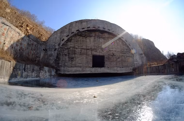 Trang mạng ES vừa cho đăng tải phóng sự ảnh của tác giả Jeka Vasch trong chuyến đi đến một trong những căn cứ tàu ngầm Nga bị bỏ hoang. Đây thực ra là một trong những căn cứ được chế tạo từ thời Liên Xô và sau 1991 thì nước Nga không thể duy trì và đành vứt bỏ.