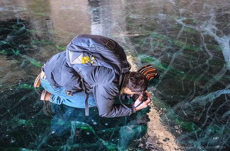 Cận cảnh lớp băng tuyệt đẹp tại căn cứ tàu ngầm bỏ hoang của Nga.