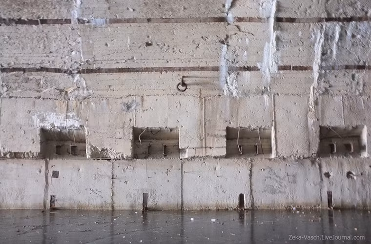 Dù bị bỏ hoang đã lâu nhưng căn cứ tàu ngầm này vẫn còn khá mới, tuy nhiên khu vực vùng nước xunh quanh căn cứ này luôn bị đóng băng quanh năm.