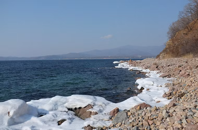 Nhưng chỉ cần di chuyển ra khỏi căn cứ tàu ngầm trên vài trăm mét khu vực biển xung quanh đó đều hoàn toàn bình thường.