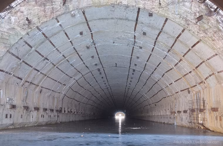 Đa phần các căn cứ tàu ngầm Nga đều được xây dựng bên trong lòng núi hoặc các hầm ngầm nhân tạo dưới nước sát với khu vực cửa biển hoặc vùng nước sâu ven biển. Điều này giúp tàu ngầm có thể bí mật di chuyển vào hang chứa nằm sâu bên trong, cũng như bảo vệ được an toàn cho các căn cứ này trước các phương tiện trinh sát của đối phương.