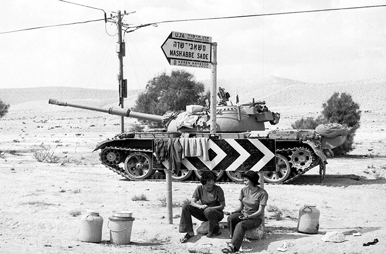 Không chỉ có các loại vũ khí hạng nặng mà còn có hàng chục ngàn súng bộ binh các loại do Liên Xô chế tạo được quân đội các nước Ả Rập sử dụng rơi vào tay Israel. Và từ số súng này Israel đã cho ra đời hàng loạt mẫu súng tên tuổi sau này. Trong ảnh là hai nữ binh sĩ Israel bên cạnh một chiếc xe tăng Tiran-6 vào năm 1973.