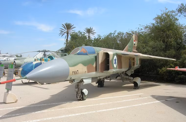 Nhưng đó chưa phải là tất cả khi Israel bắt sống cả những chiếc chiến đấu cơ của quân Ả Rập từ MiG-17, MiG-21 cho đến MiG-23 trong những năm thập niên 1960 và điều này một lần nữa đã chứng minh vũ khí là do người sử dụng. Và Israel cũng khá khôn khéo khi biết tận dụng những chiếc máy bay này phục vụ lợi ích trong nước lẫn xuất khẩu vũ khí của mình với các hợp đồng nâng cấp máy bay chiến đấu do Liên Xô sản xuất ngay sau khi thể chế này sụp đổ.