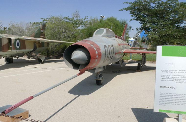 Xét một cách tổng thể mô hình chung xung đột với các nước Ả Rập đã giúp Israel dành được khá nhiều thứ không chỉ về mặt chính trị, đất đai mà còn cả nền tảng công nghiệp quốc phòng vốn hầu như không có gì từ thời điểm mới lập quốc. Trong ảnh là một chiếc tiêm kích MiG-21F13 mà tình báo Israel đánh cắp được từ Ai Cập.