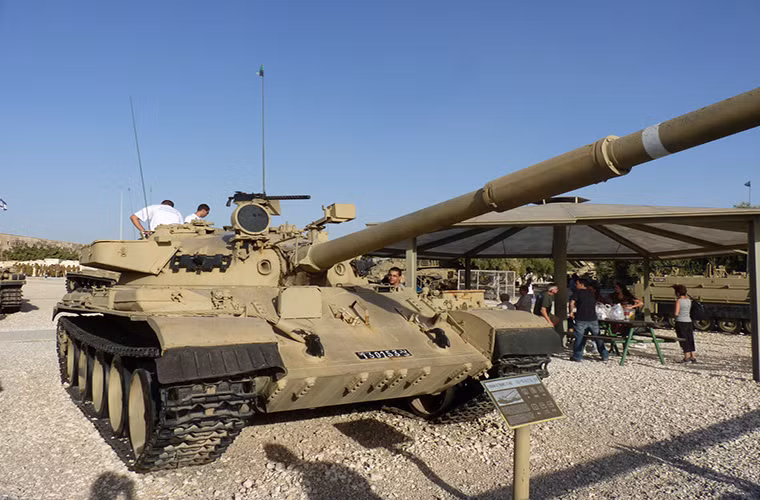 Trong suốt vài thập kỷ qua, quân đội Israel luôn nổi tiếng với thành tích "bắt sống" các trang thiết bị quân sự của đối phương trên chiến trường, mà chủ yếu là trang bị vũ khí Liên Xô sản xuất. Và tất cả trong số đó đều được Israel tái sử dụng một cách hiệu quả. Trong ảnh là một chiếc xe tăng Tiran-6 - Israel cải tiến trên cơ sở T-62 chiến lợi phẩm trong chiến tranh.