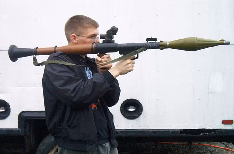 Tại một số thời điểm, các dòng súng trường tấn công Kalashnikov còn được trang bị phổ biến trong lực lượng phòng vệ của Israel và theo thời gian nó dần bị thay thế. Điều này cũng từng xảy ra với dòng súng phóng lựu chống tăng RPG-7 khi nó trở thành hỏa lực chính tại một số tiểu đoàn bộ binh của Israel trước những năm 1990.