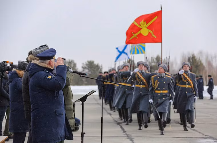 Hình ảnh đội diễu binh danh dự của Không quân Nga tiến qua khu vực lễ đài trước khi buổi lễ đón những chiếc Su-24M kết thúc. Nguồn ảnh: BQP Nga