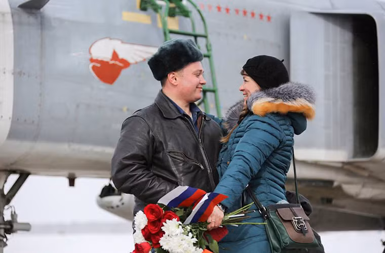 Giây phút hạnh phúc gặp lại người thân của các phi công Nga sau gần nữa năm xa cách. Nguồn ảnh: BQP Nga