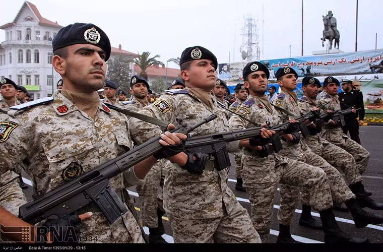 Dù vậy nó vẫn hiện đại hơn hàng triệu khẩu súng có trong biên chế của Quân đội Iran hiện tạ. Bên cạnh đó, súng trường tấn công AK-103 cũng được đánh giá là phù hợp đối với môi trường khắc nghiệt như ở Iran. Ngoài ra AK-103 cũng sử dụng cỡ đạn 7.62×39mm tương tự như các dòng AK serie Iran đang sử dụng.
