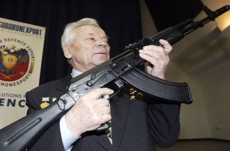  Nguyên lý hoạt động của AK-103 cũng theo nguyên tắc trích khí với bệ khóa nòng gắn khóa nòng xoay với các chế độ bắn phát một, liên thanh hoặc chế độ điểm xạ 3 viên. Nó nặng 3.6kg chưa bao gồm hộp tiếp đạn, chiều dài 943mm trong đó chiều dài nòng 415mm, tốc độ bắn lý thuyết 600 phát/phút, tầm bắn hiệu quả 500m với sơ tốc 715m/s.