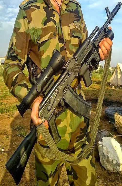 Giống như nhiều mẫu súng trường tấn công thế hệ mới của Nga AK-103 cũng được thiết kế để có thể tích hợp thêm các phụ kiện hổ trợ đi kèm như kính ngắm quang học hay súng phóng lựu.