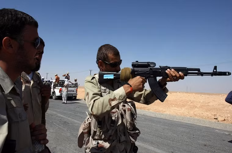 Iran là quốc gia tiếp theo trên thế giới nhập khẩu mẫu súng trường tấn công AK-103 của Nga, trước đó là Libya, Pakistan và Venezuela. Thậm chí Nga còn chuyển giao giấy phép sản xuất dòng súng này cho một số quốc gia như Ethiopia, Venezuela. Đáng lưu ý, Nga từng đem AK-103 sang Việt Nam tham gia gói thầu mua và chế tạo súng mới cho QĐND Việt Nam. Tuy nhiên, do giá cao mà AK-103 đã bại trận trước Galil ACE của Israel.