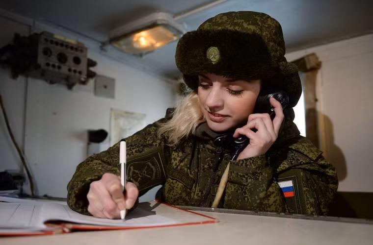 Vẻ đẹp hút hồn của một nữ quân nhân Nga thuộc một đơn vị tên lửa chiến lược.