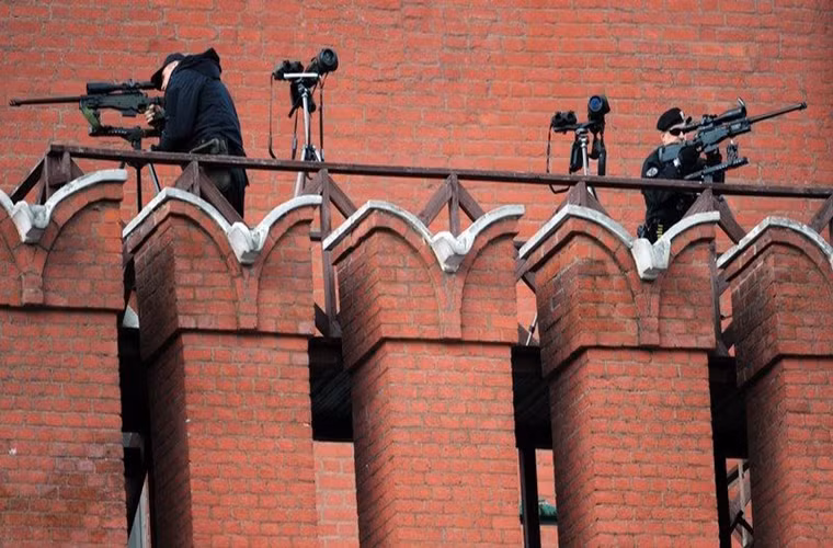 Trong ảnh là một tổ đội bắn tỉa Nga trên khu vực tường thành của Điện Kremlin với những khẩu SV-98.