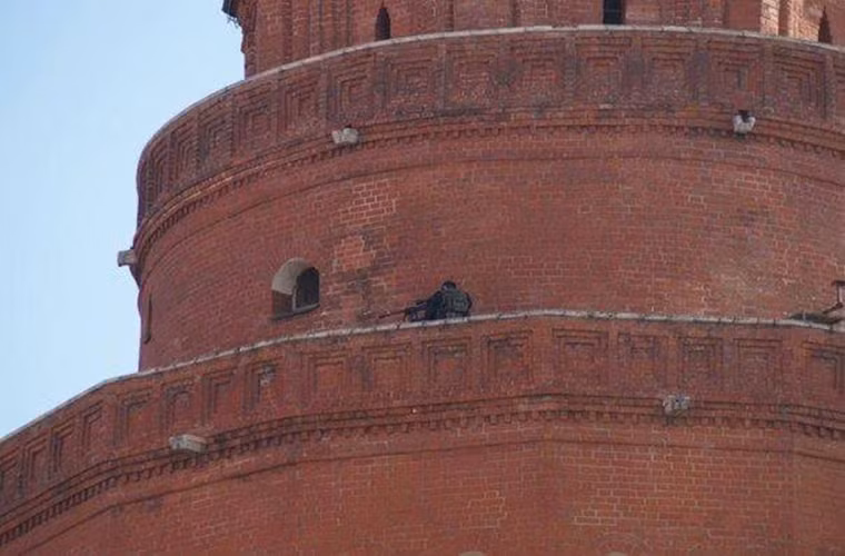 Tuy nhiên ngoài các đội bắn tỉa tại một số vị trí cố định vẫn còn những tay bắn tỉa độc lập khác được bố trí xung quanh Quảng trường Đỏ.