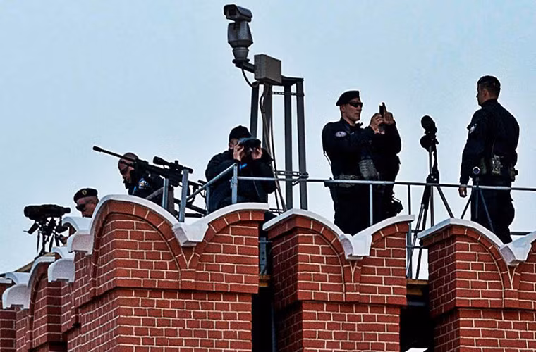 Để có thể quan sát toàn bộ khu vực xung quanh quảng trường các đội bắn tỉa được bố trí ở hầu hết các cao điểm bên trong Quảng trường Đỏ như trên khu vực tường thành của Điện Kremlin, Viện bảo tàng lịch sử, Cửa hàng bách hóa tổng hợp quốc gia (GUM). Các địa điểm này đều nằm trong khuôn viên của Quảng trường Đỏ.