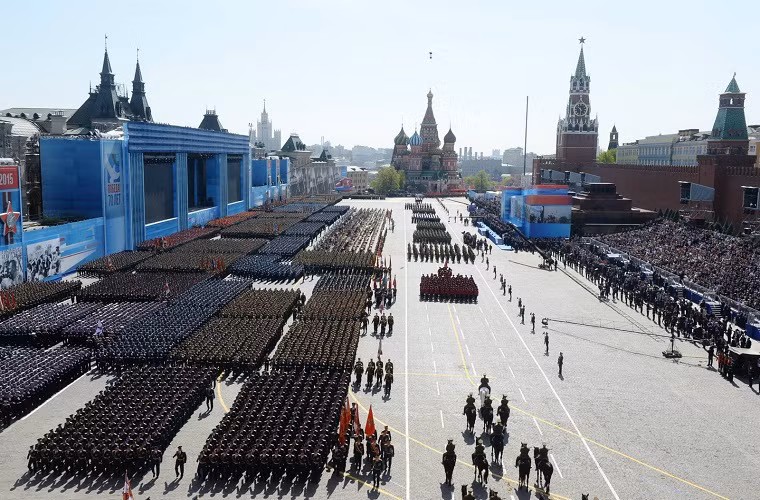 Lễ duyệt binh mừng Ngày chiến thắng phát xít là một trong những hoạt động quân sự lớn nhất trong năm của Nga với sự tham gia của hàng ngàn binh sĩ cùng toàn bộ lãnh đạo cấp cao thuộc chính phủ Nga, do đó nhiệm vụ đảm bảo an ninh trong suốt ngày 9/5 luôn được Bộ Nội vụ Nga đặt lên hàng đầu. Và góp phần cho sự thành công của lễ duyệt binh 9/5 tại Quảng trường Đỏ không thể không kể đến lực lượng bắn tỉa bảo vệ các điểm trọng yếu nhất Moscow.