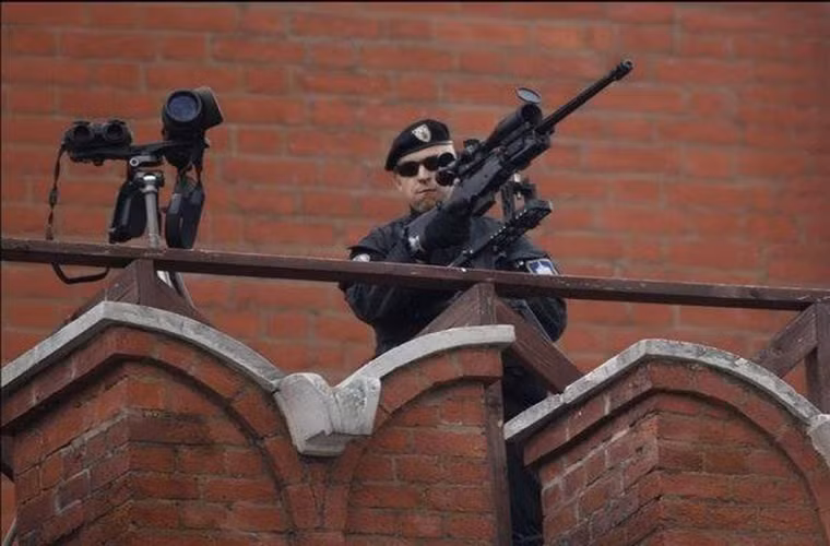 SV-98 có trọng lượng rỗng 5,8 kg và 7,8 kg khi mang hộp đạn 10 viên và kính ngắm tiêu chuẩn. Chiều dài cơ bản là 1.200 mm và khi có ống giảm thanh là 1.375 mm với nòng dài 650 mm. Đặc biệt, mẫu súng này có khá nhiều nét tương đồng với súng trường bắn tỉa AWM của Anh.