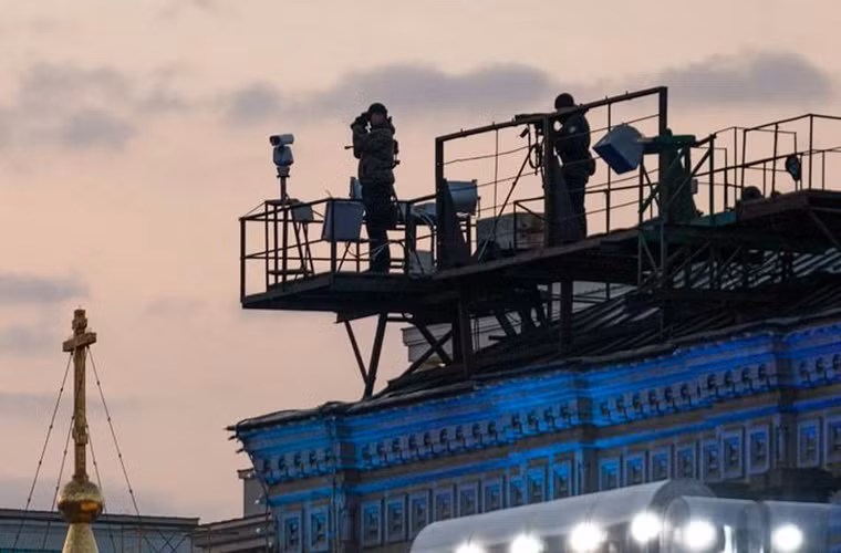 SV-98 được đưa vào trang bị cho các đơn vị đặc nhiệm và bắn tỉa Nga từ năm 2012 tuy nhiên với số lượng khá hạn chế, từ năm 2015 mẫu súng trường bắn tỉa này cũng được trang bị cho một số đơn vị đổ bộ đường không Nga.