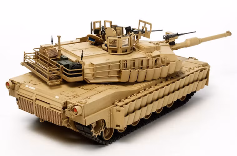Với bộ kit Tusk, trọng lượng của những chiếc Abrams cũng tăng lên đáng kể từ 1-2 tấn. Cụ thể, trong khi M1A2 SEP chỉ nặng 63 tấn thì một chiếc M1A2 với Tusk đã nặng 64 tấn. Dù vậy việc Tusk được thiết kế để có thể tháo lắp hoặc thay thế các vị trí bị hỏng tại chỗ đã một phần nào bù đắp lại nhược điểm này.