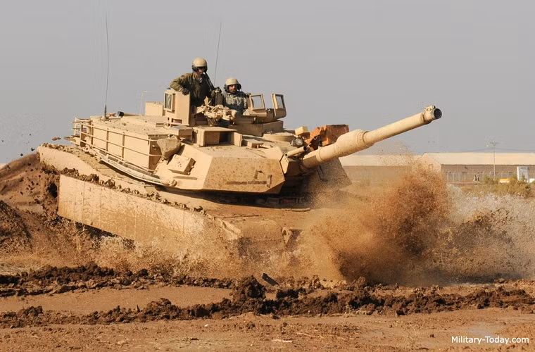 Trong ảnh là một chiếc M1A1 Abrams của Mỹ tại Iraq với bộ kit bảo vệ Tusk.