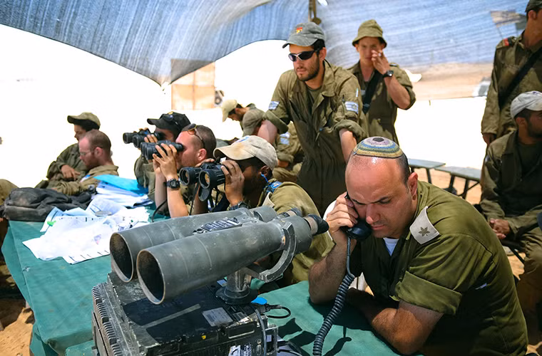 Lữ đoàn Flame còn có trong biên chế các đơn vị trinh sát riêng biệt cùng hệ thống radar cảnh giới và phản pháo tiên tiến nhất của Israel. Các trang bị này cho phép pháo binh Israel có thể ngay lập tức đáp trả đối phương ngay sau khi mục tiêu được xác định bằng nhiều loại vũ khí khác nhau.