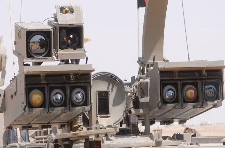 Ngoài các loại pháo và pháo tự hành thông thường lữ đoàn này còn được trang bị các loại vũ khí dẫn đường chính xác do công ty quốc phòng Israel Military Industries (IMI) phát triển như hệ thống pháo phản lực phóng loạt (MLRS) M270 và các tên lửa tấn công dẫn đường Rafael Tamuz (một biến thể của tên lửa Spike).