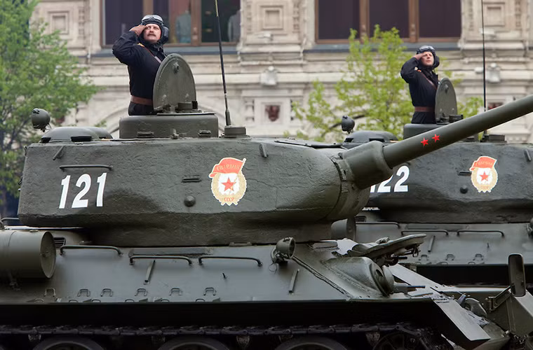 Theo Quân đội Nga trong lễ duyệt binh 9/5 năm ngoái Bộ Quốc phòng Nga đã chi khoảng 2,5 triệu RUB tức 33.000 USD cho việc đưa những chiếc xe tăng T-34 vào tham gia duyệt binh trên Quảng trường Đỏ. Với 12 chiếc T-34 Nga chỉ mất khoảng 100 USD cho một giờ hoạt động trên mỗi chiếc.