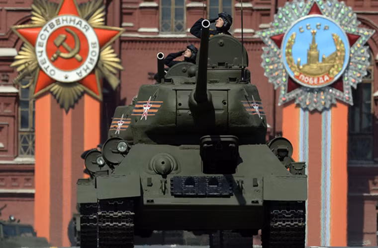 Hình ảnh dàn xe tăng T-34/85 tham gia lễ duyệt binh mừng Ngày Chiến thắng tại Quảng trường Đỏ vào tháng 9/5/2015.