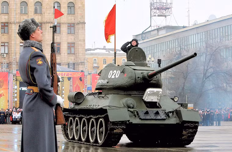 Tất nhiên ở một số mặt T-34 không thể bằng các mẫu xe tăng hiện tại và để có thể đưa chúng hoạt động trở lại sau một thời gian dài ngưng sử dụng các kỹ sư Nga cần tới khoảng thời gian hơn 26 giờ.