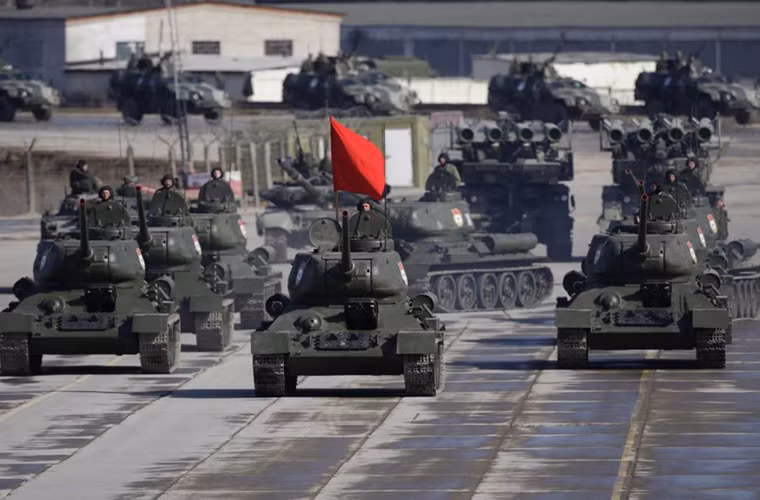 Nguyên mẫu T-34 đầu tiên được Liên Xô đưa vào hoạt động là từ năm 1939 và loại biên vào năm 1960. Cho đến tận năm 1993 Quân đội Nga mới đưa những chiếc T-34 hoạt động trở lại chủ yếu phục vụ cho các ngày lễ lớn ở Nga.